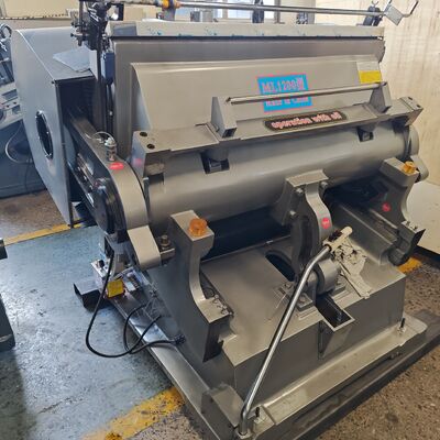 Машина для высечки из картона с бронзовой втулкой из олова и меди с электрической системой подачи масла, подходящая для точной резки и производственных процессов